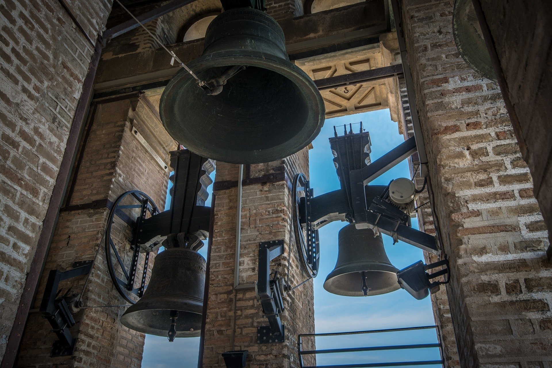 campane della chiesa, mezzogiorno, storia