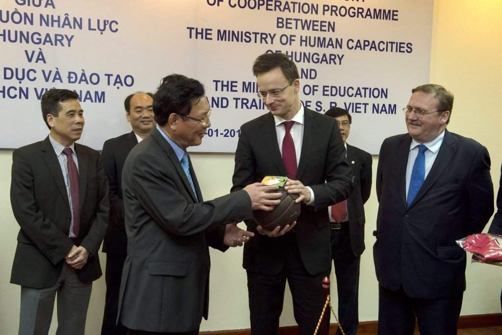 Hungarys Foreign Minister To Visit Vietnam X