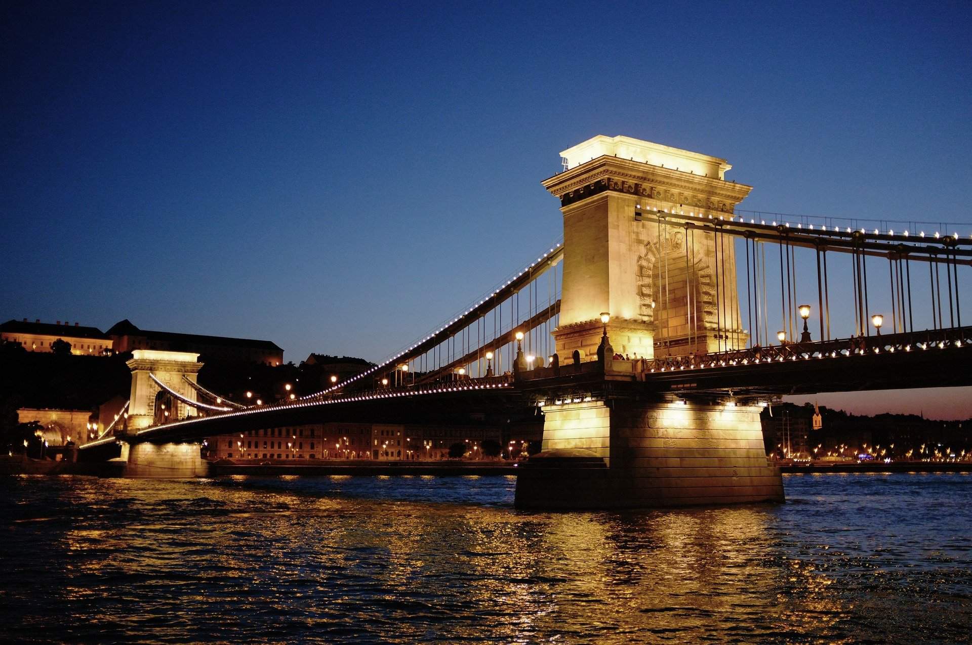 جسر سلسلة بودابست لانشيد
