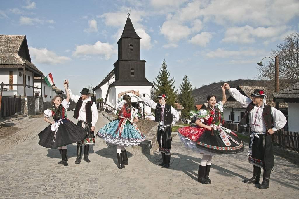 Традиційний костюм Hollókő skanzen nepviselet