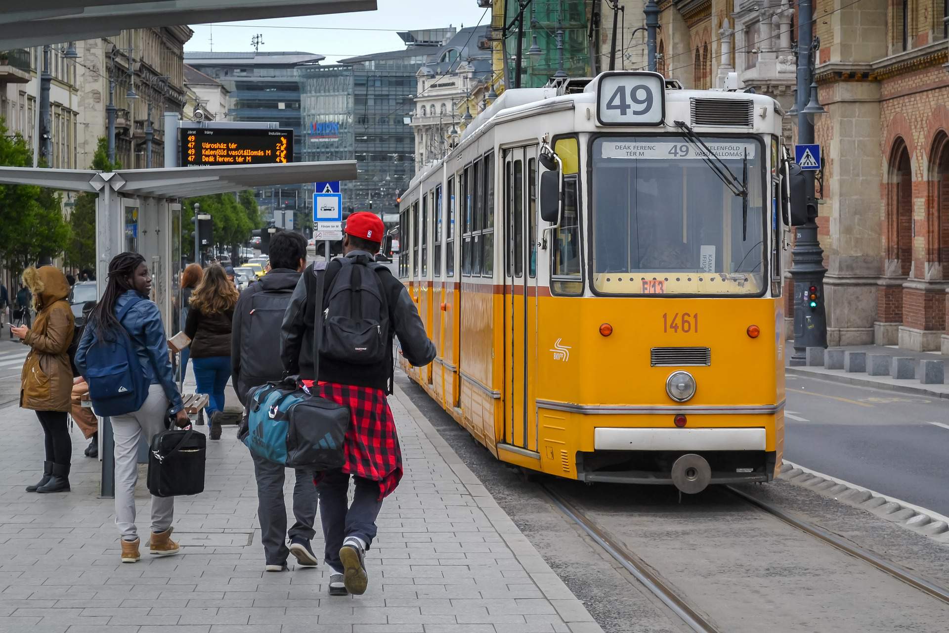 बुडापेस्ट के लोग स्ट्रीटकार विलामोस ट्राम रोज़ाना यातायात