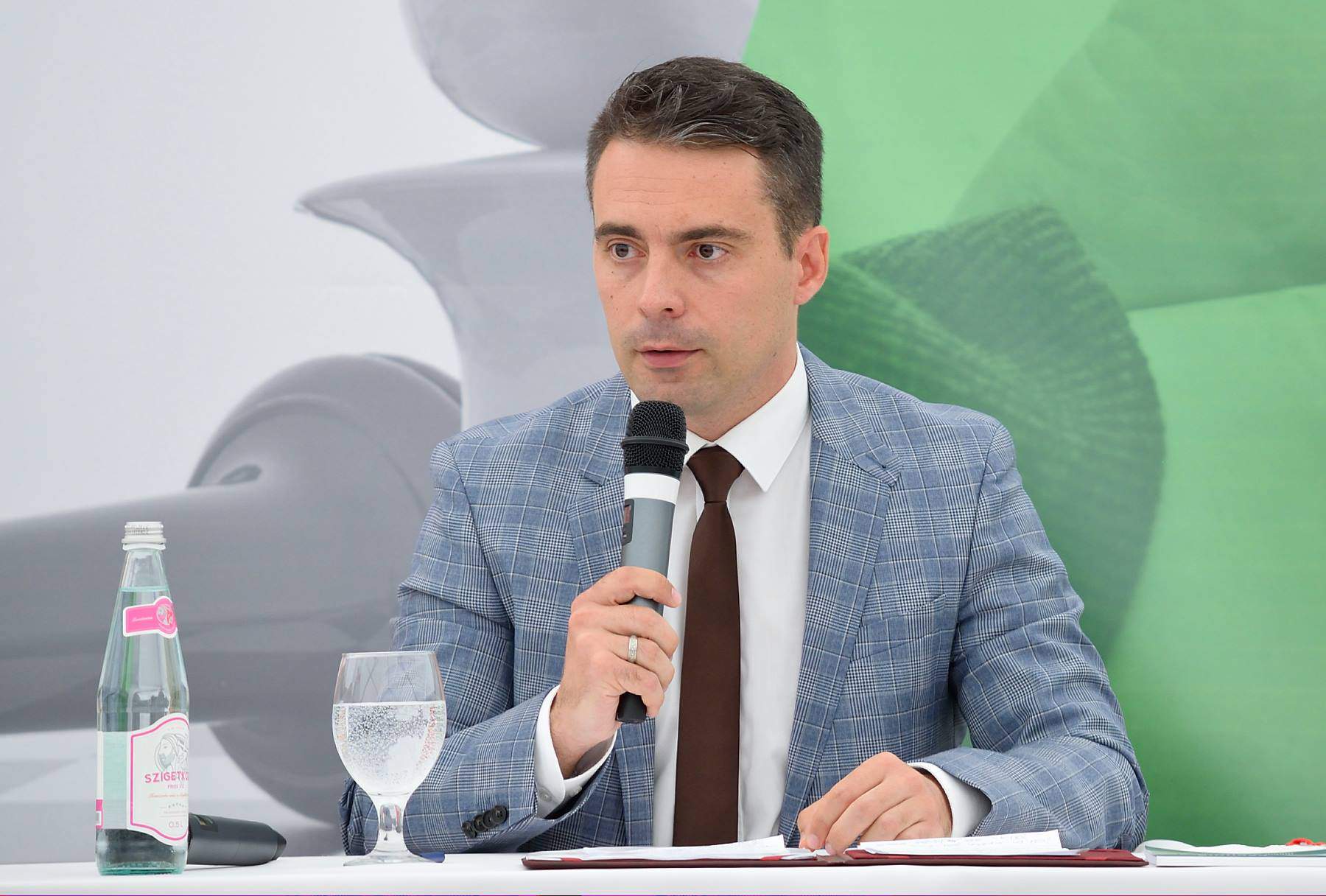 vona gábor jobbik party