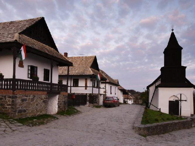 Hollókő tradition folk