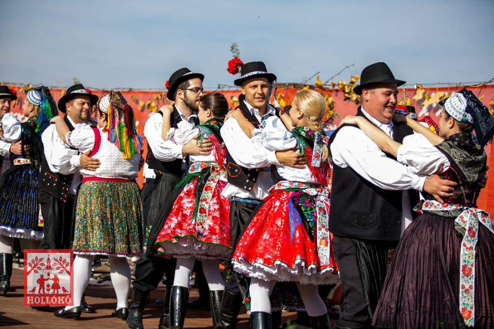 Hollókő népviselet tradiční obyčejový oděv lidový tanec néptánc