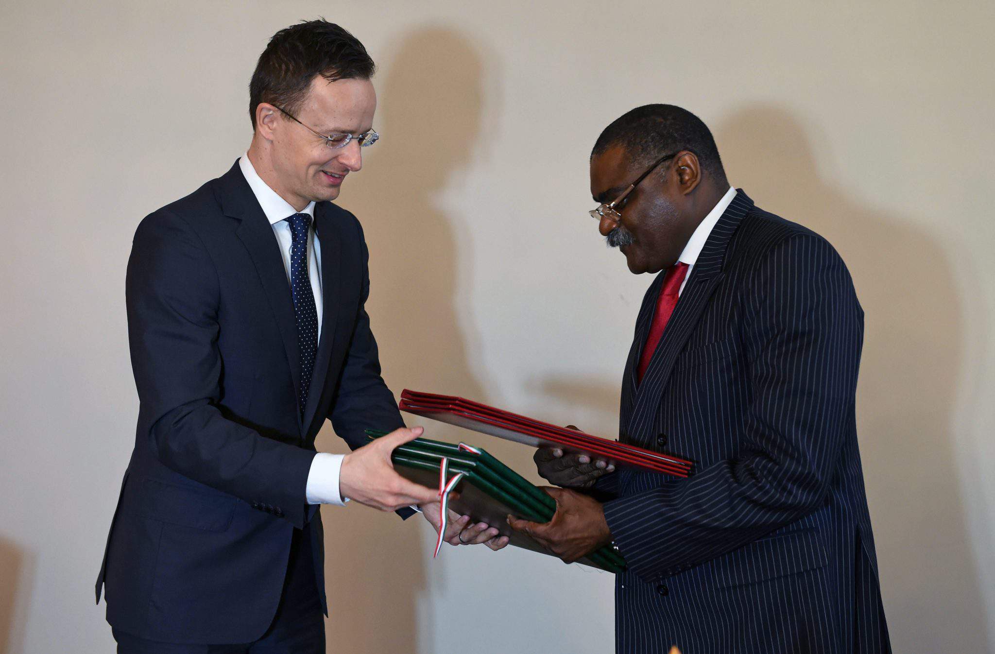 Ungaria redeschide ambasada în Angola