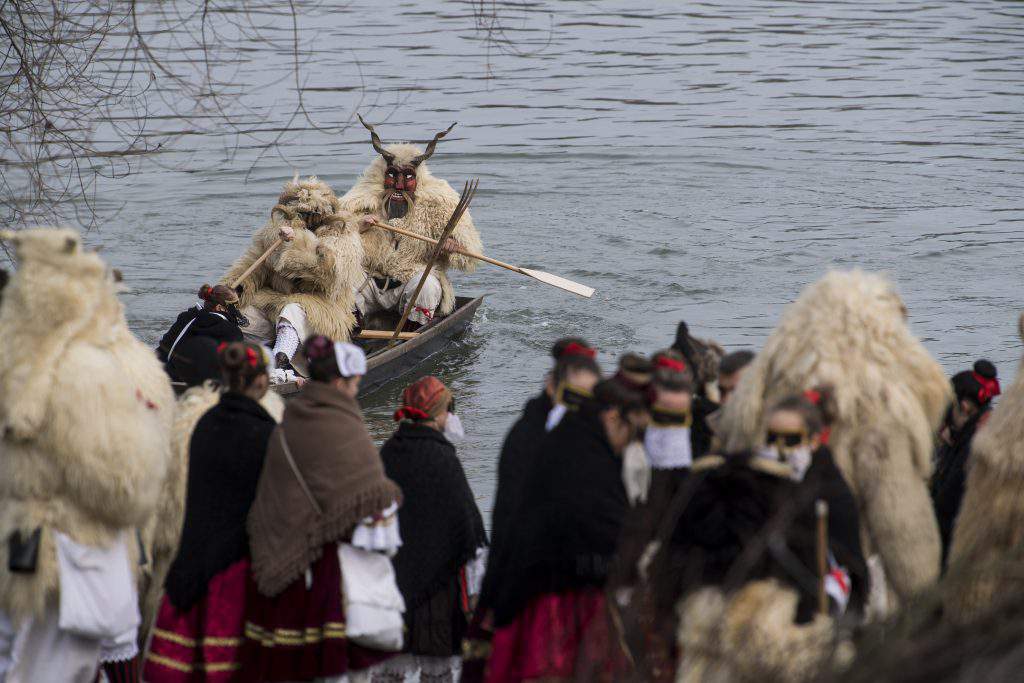 ブソ祭り ブソヤラス カーニバル 伝統 モハーチ