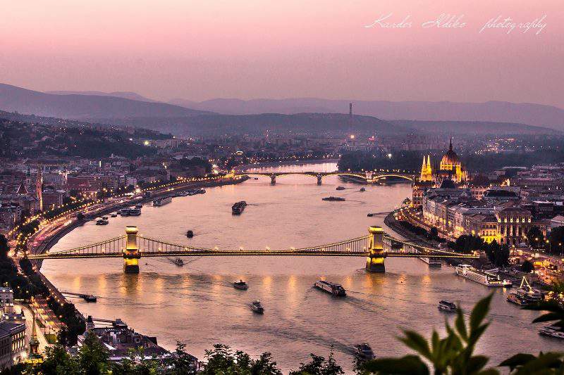 Panorama Jembatan Rantai pemandangan kota Budapest