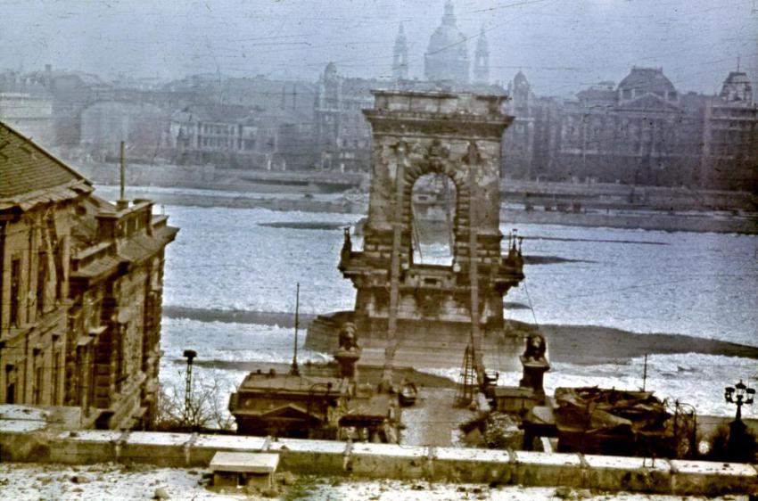 chain bridge budapest war