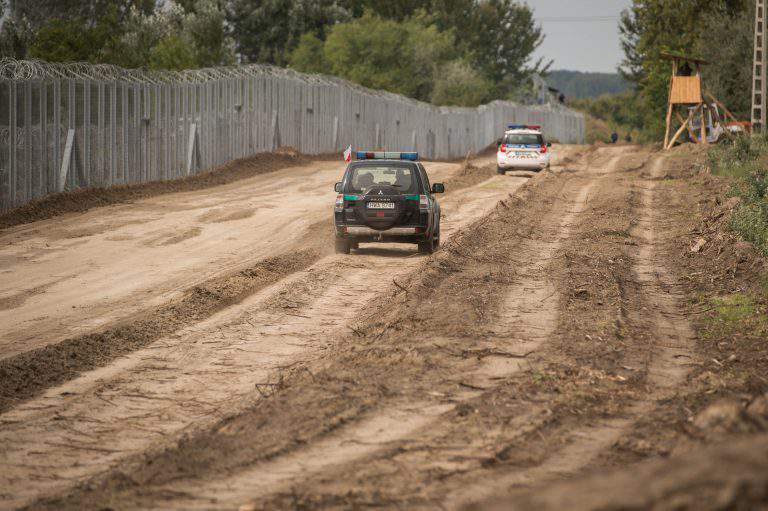 migration - Hungary border fence army