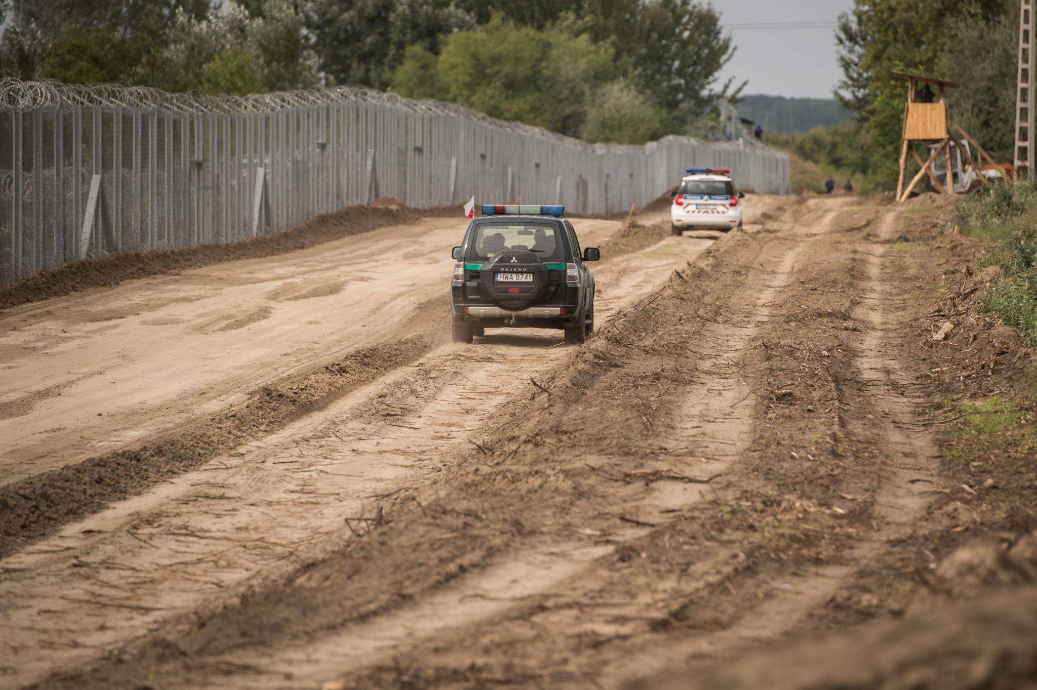 الهجرة - هنغاريا السياج الحدودي للجيش