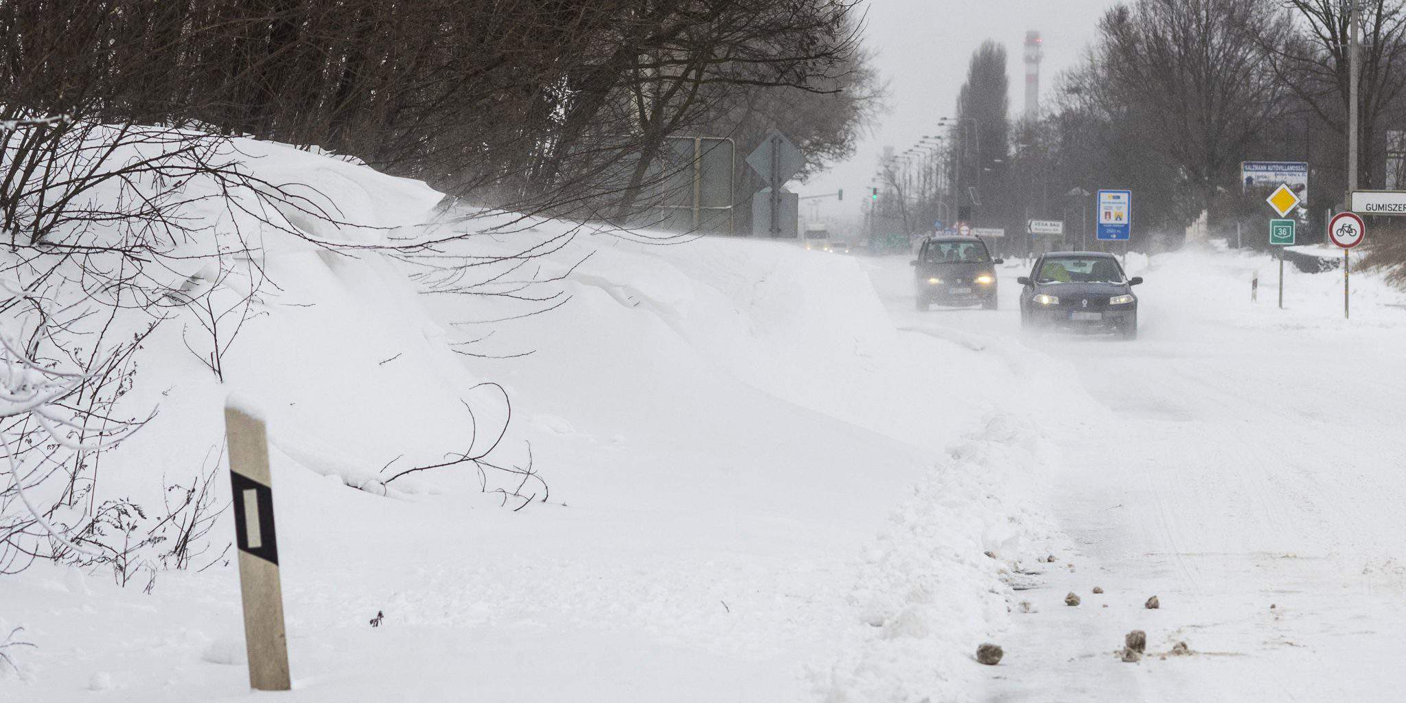 hustá sněhová maďarská silnice
