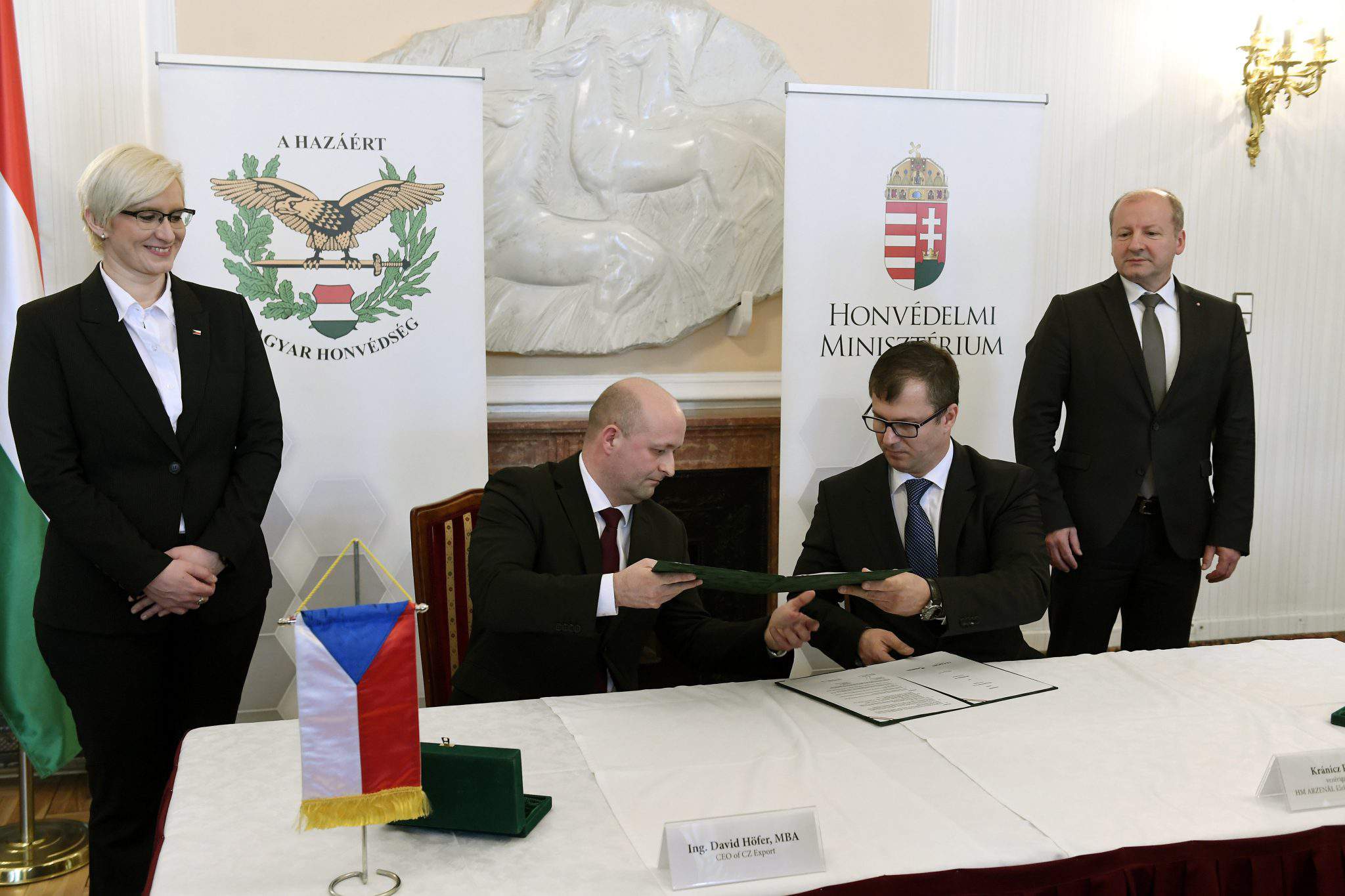 česká republika maďarsko ruční palné zbraně visegrád čtyři simicskó