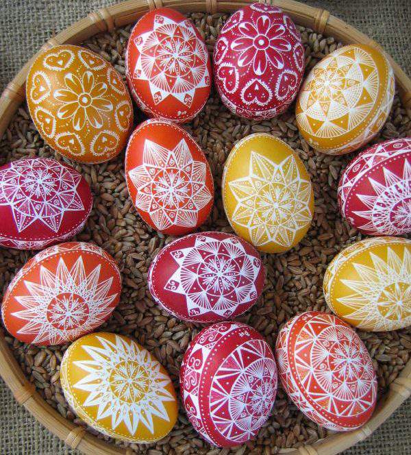 चित्रित सजाए गए अंडे ईस्टर