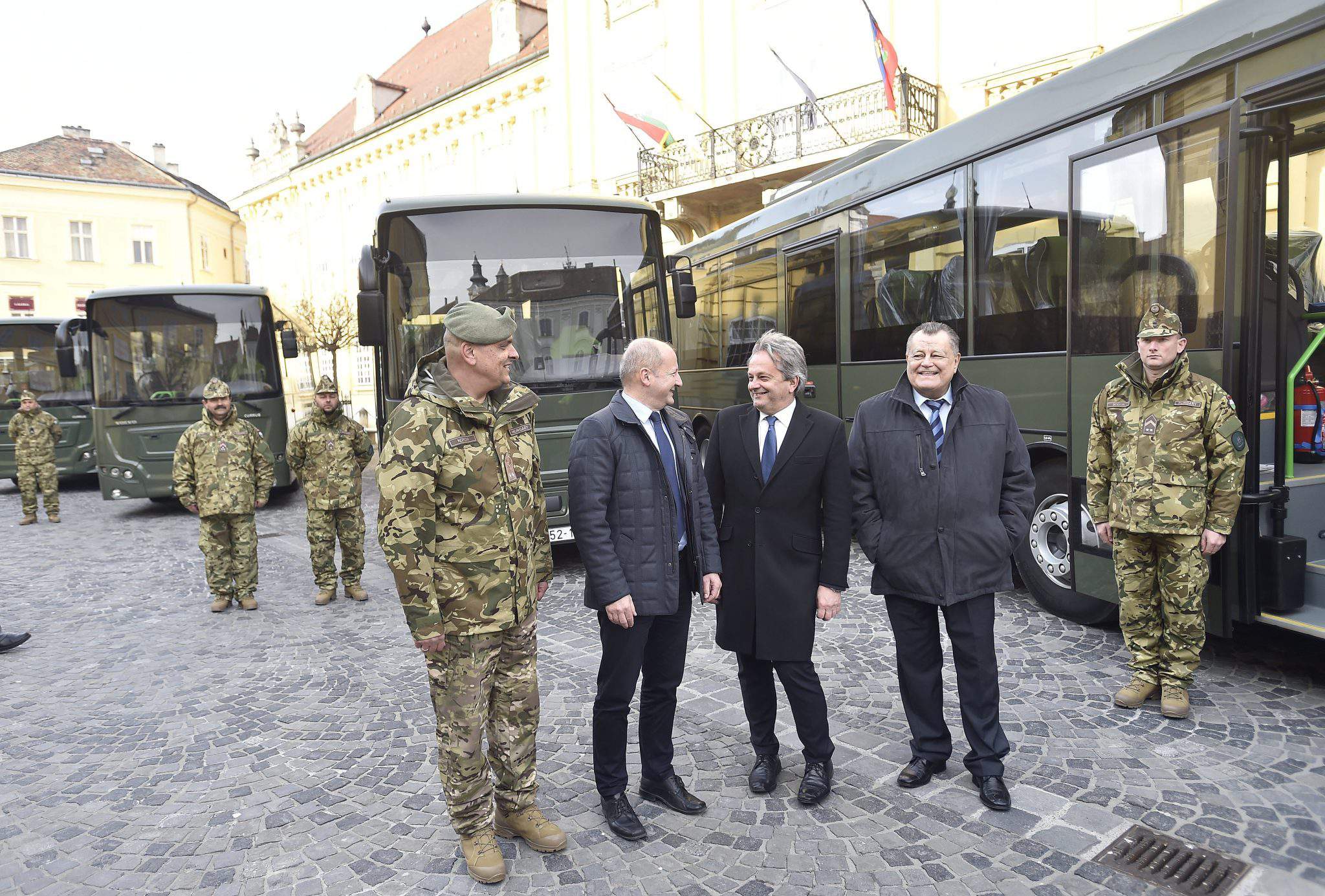 transporte de autobus del ejército de defensa