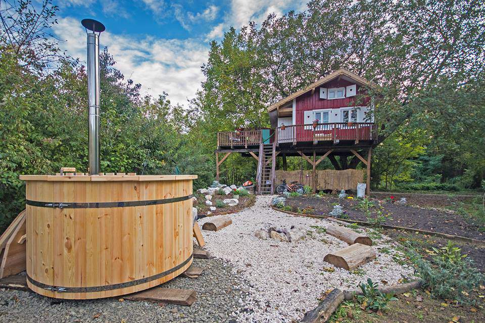 treehouse nature accommodation