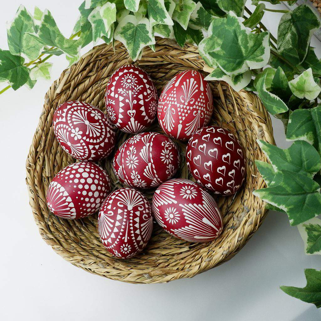 uova di pasqua decorate in rosso