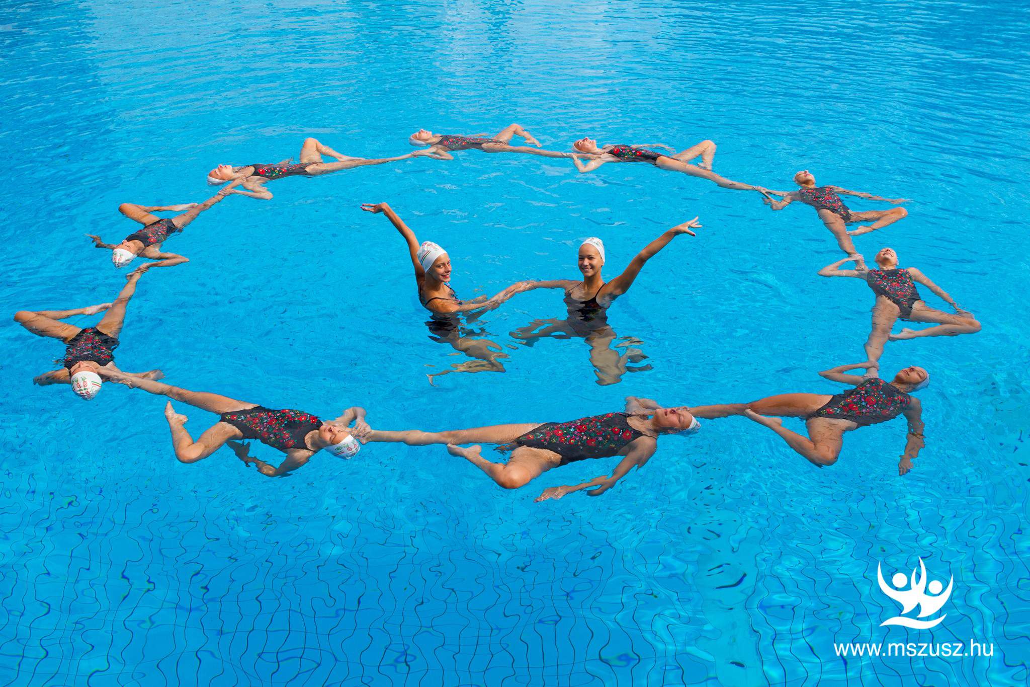synchronised artistic swimming