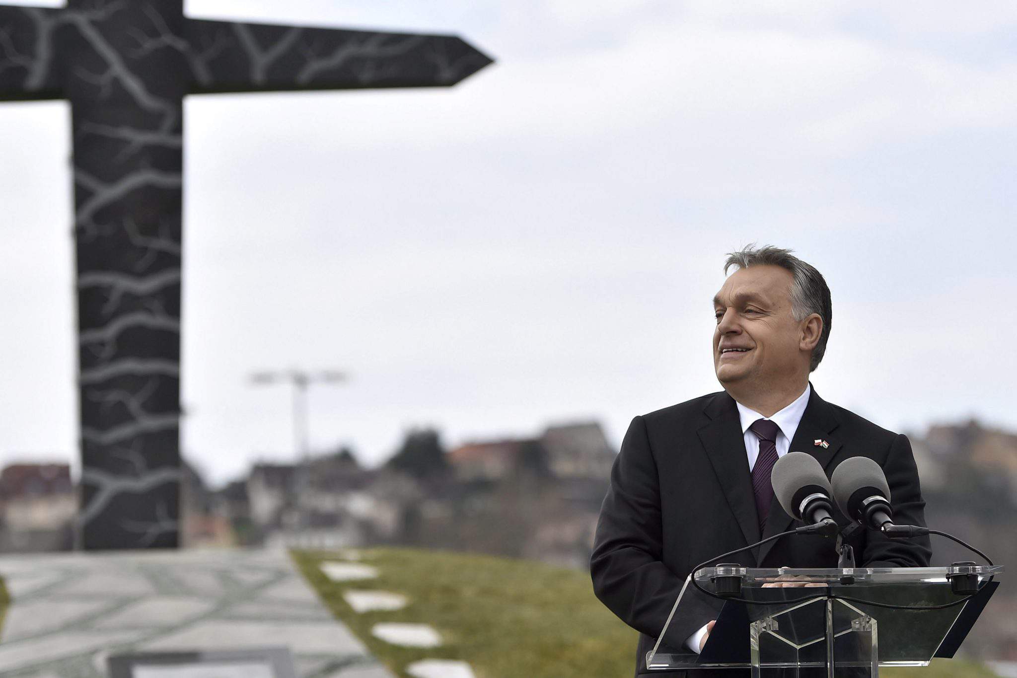 أوربان فيكتور رئيس الوزراء المجر بولندا التذكاري البولندية سمولينسك