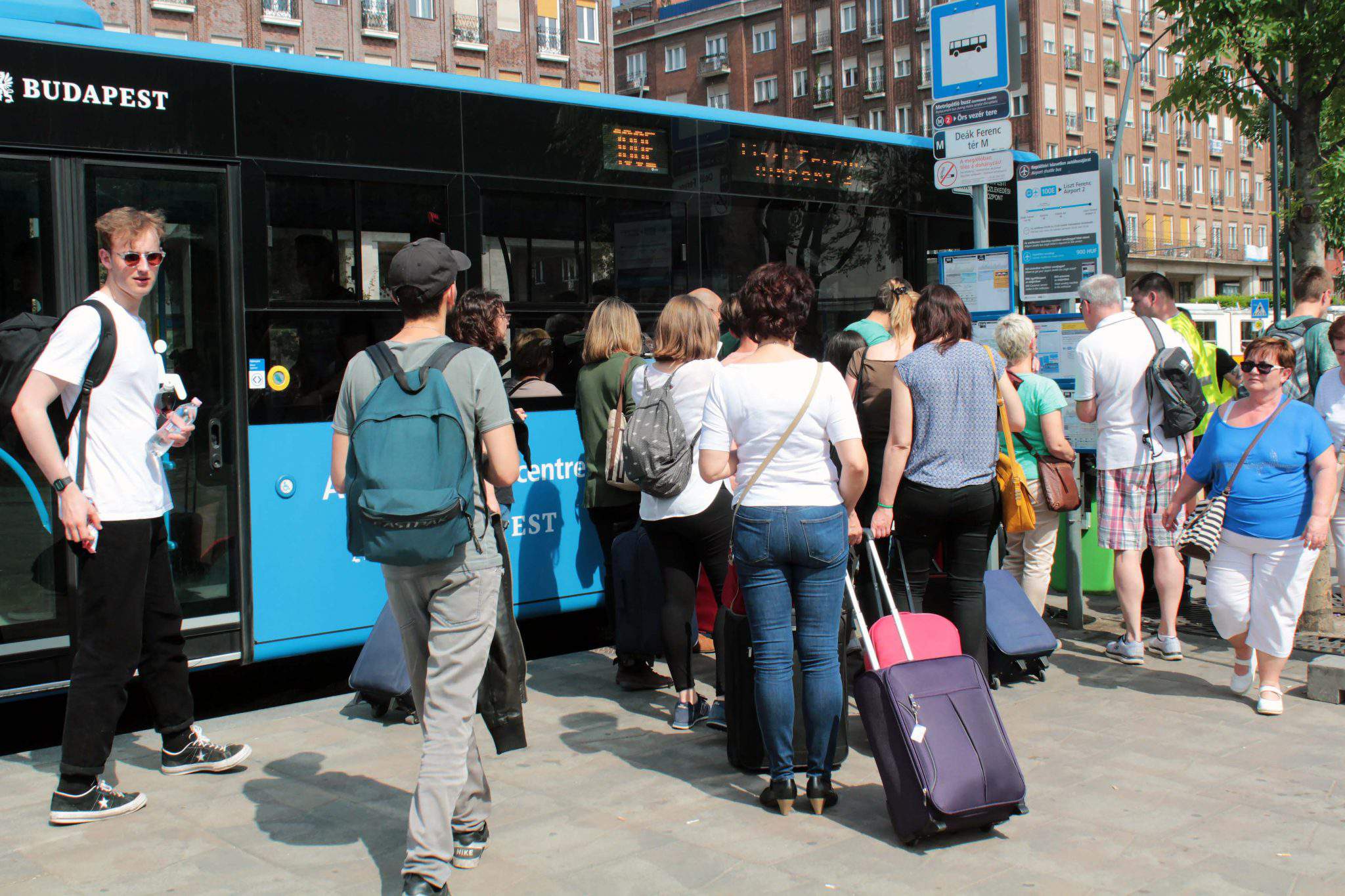 transfer cu autobuzul aeroport budapest ungaria bkk bkv