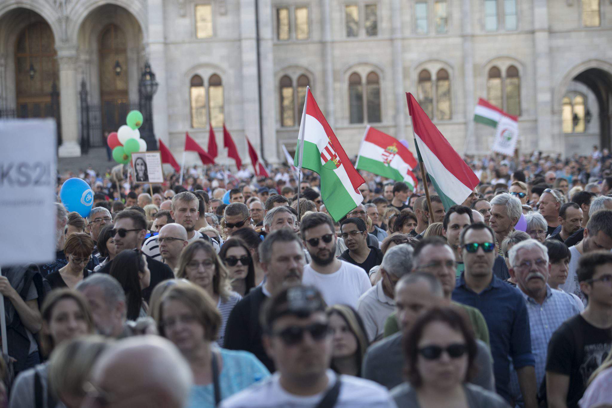 बुडापेस्ट में लोकतंत्र के लिए प्रदर्शन करते प्रदर्शनकारी, फोटो: बालाज़ बेली