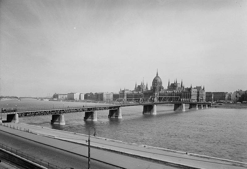 Kossuth Bridge history Budapest