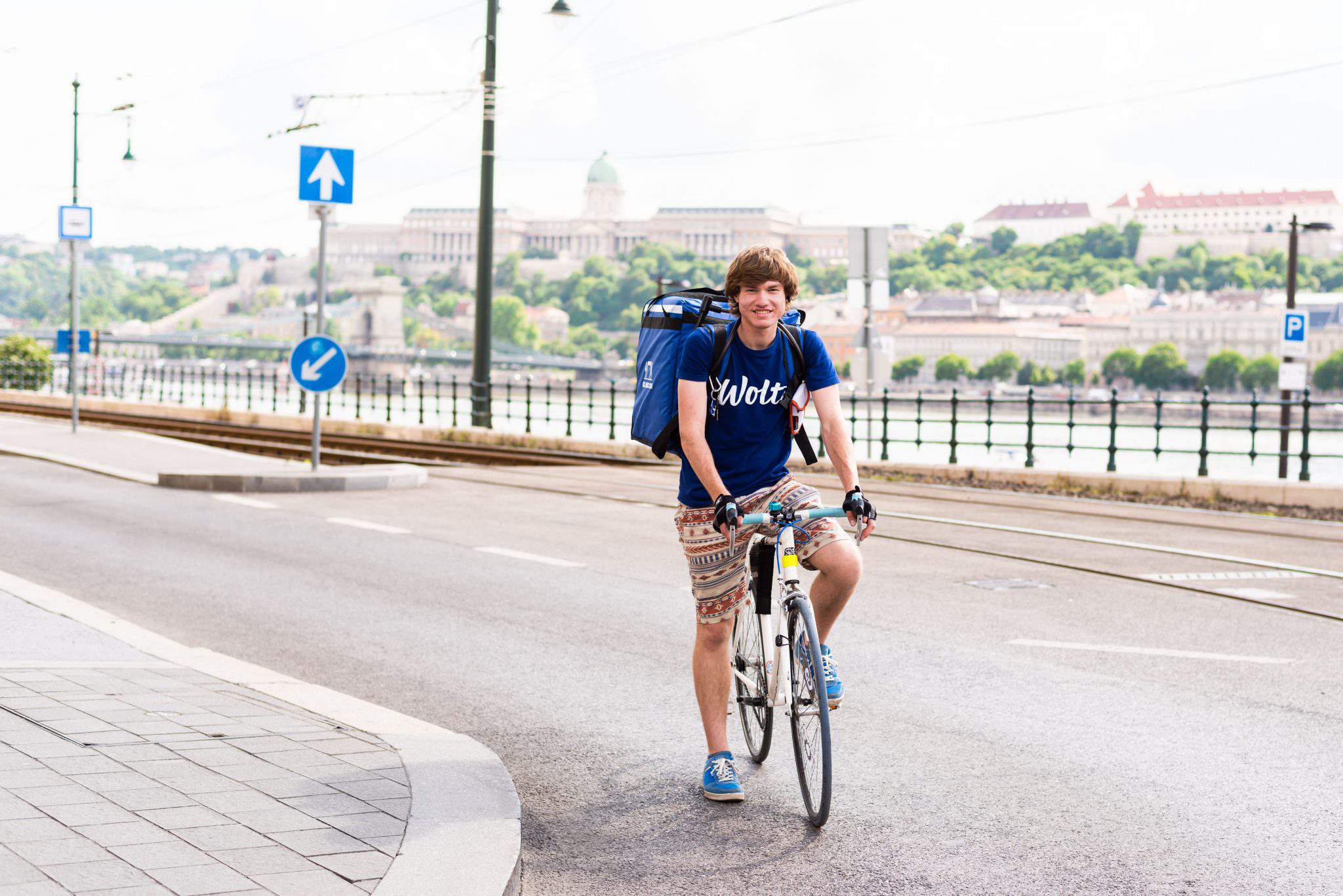 Biciklis futár Budapesten wolt food application 布達佩斯
