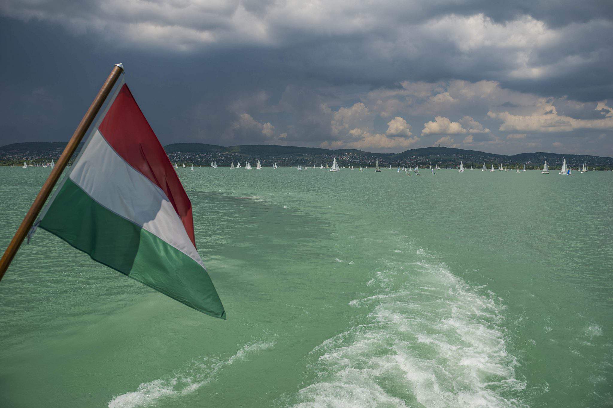 Vela della bandiera dell'Ungheria del lago Balaton