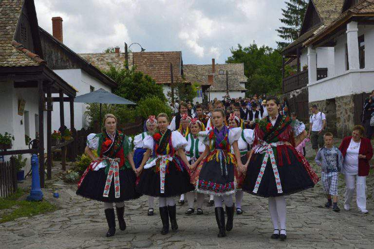 pentecôte hollókő