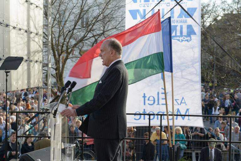 Lauder Hungary WJC