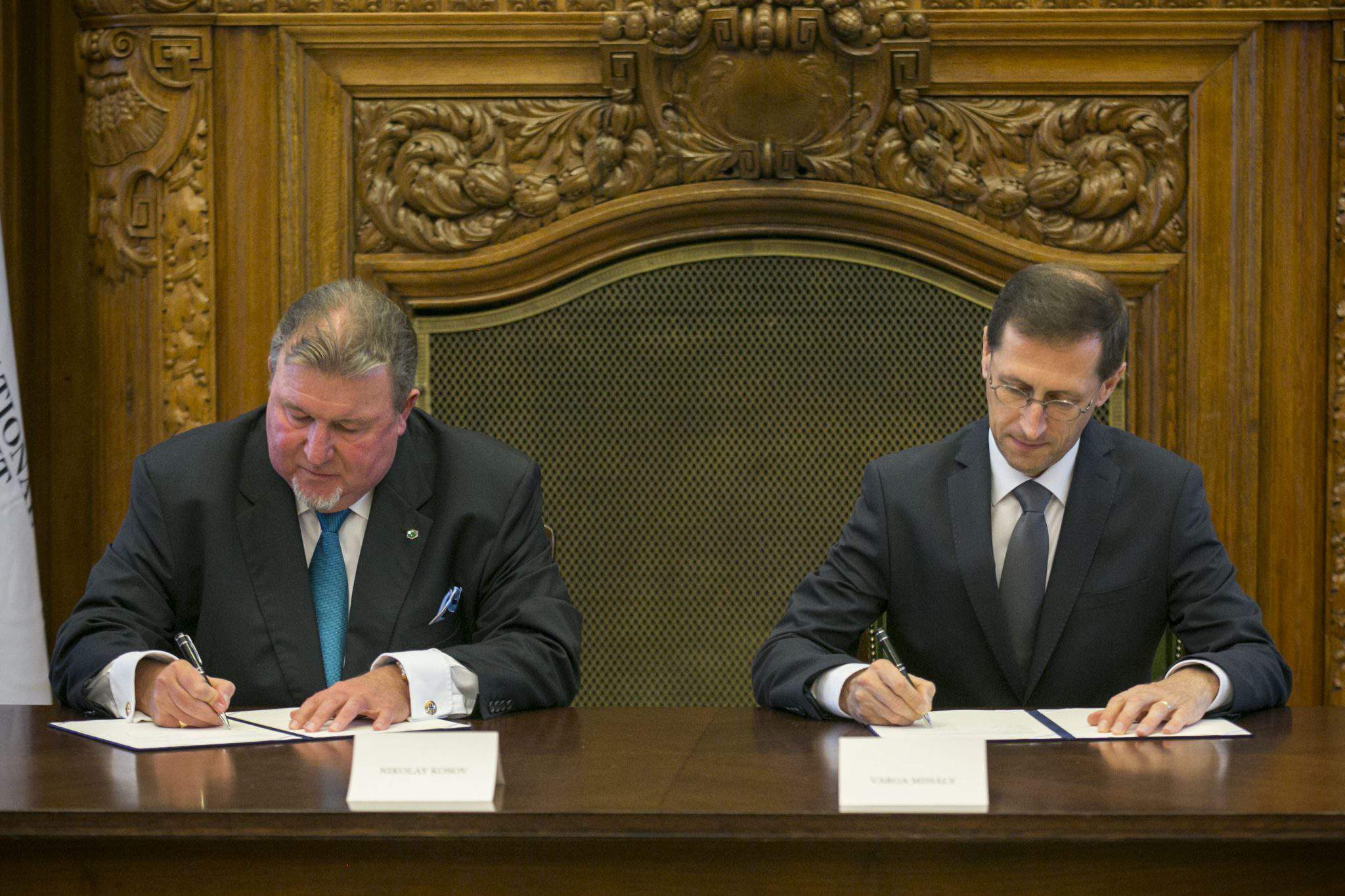 الاتفاق المبدئي لبنك الاستثمار IIB و Varga لجلب المكتب الإقليمي إلى المجر