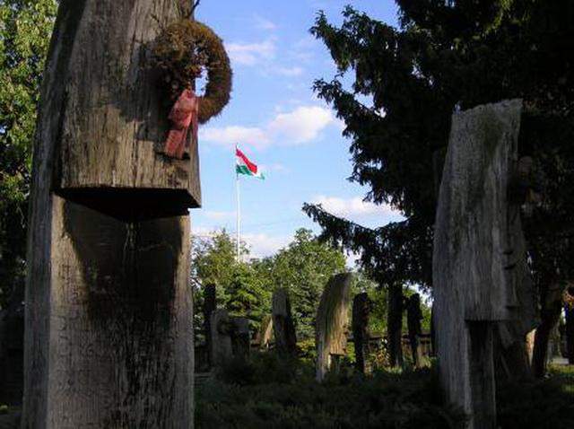 szatmarcseke cemetery wooden headstones
