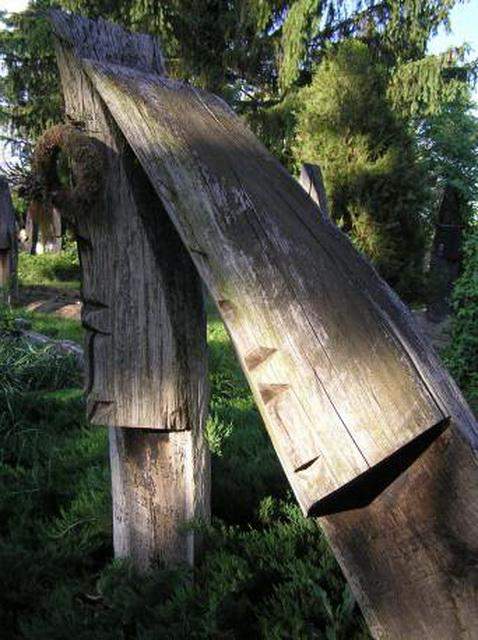 szatmarcseke cemetery wooden headstones