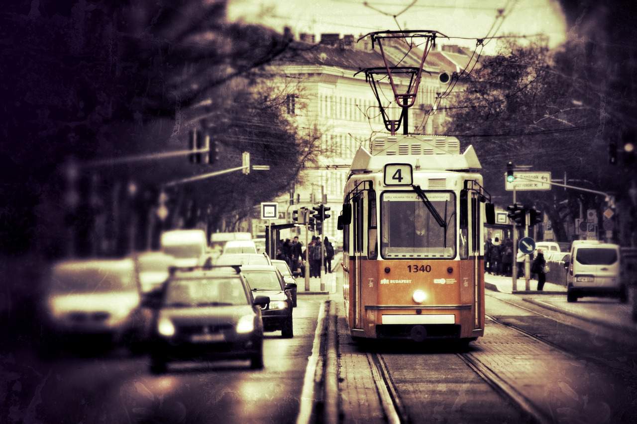 trasporti budapest traffico tram auto via