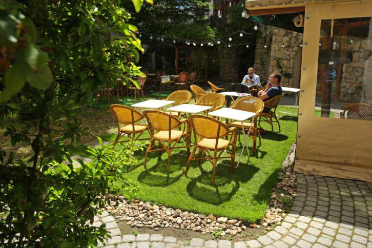 бар кафе на відкритому повітрі сад сонце