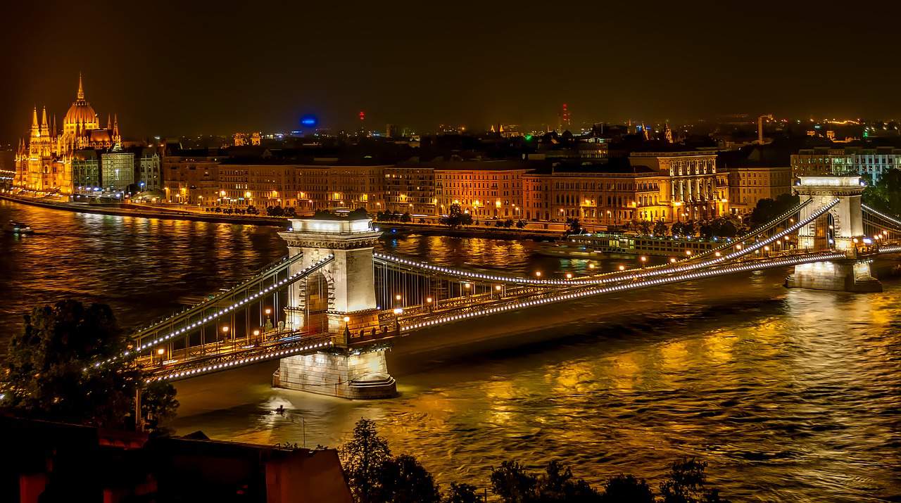 noční hotelová turistika v Budapešti