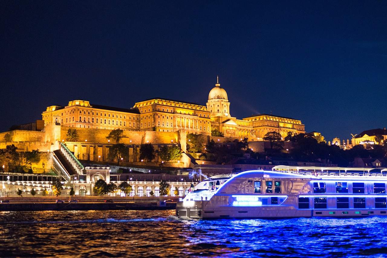 Budapesta noaptea Dunarii