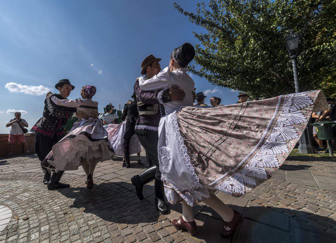 hungary dance traditional