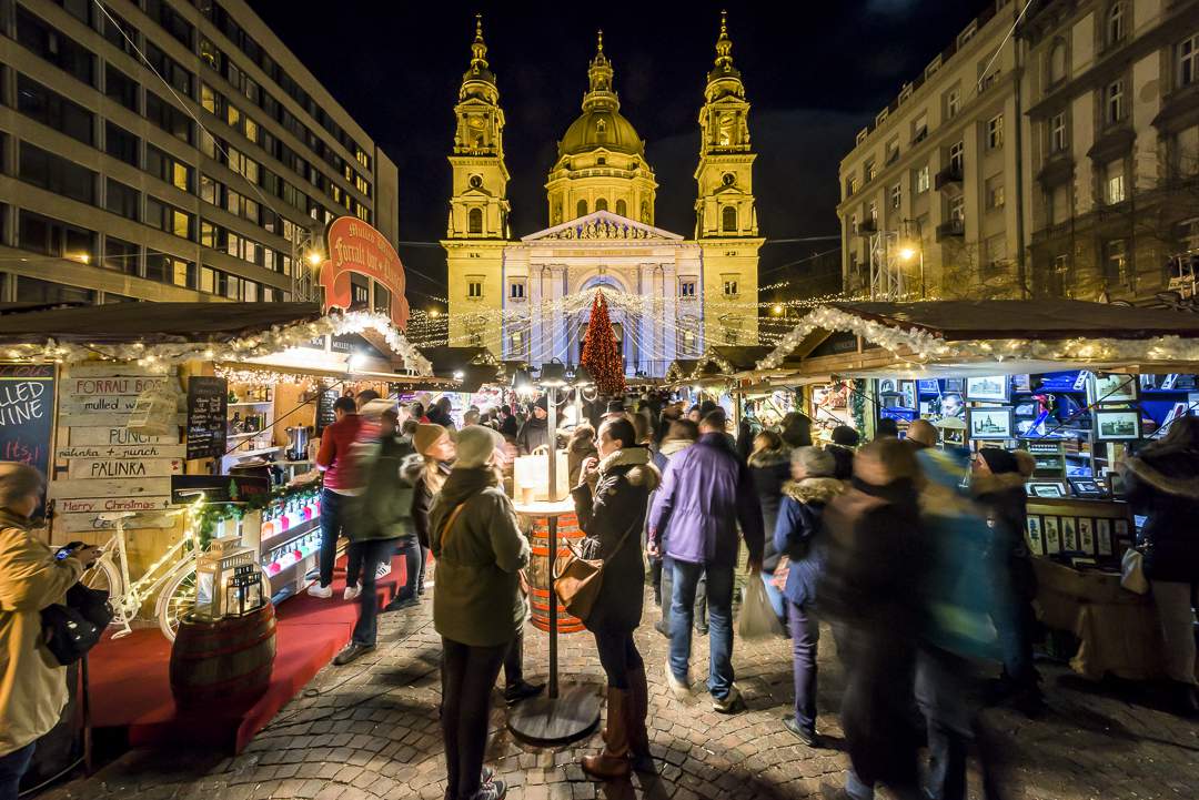 写真: ブダペスト大聖堂のクリスマス マーケット