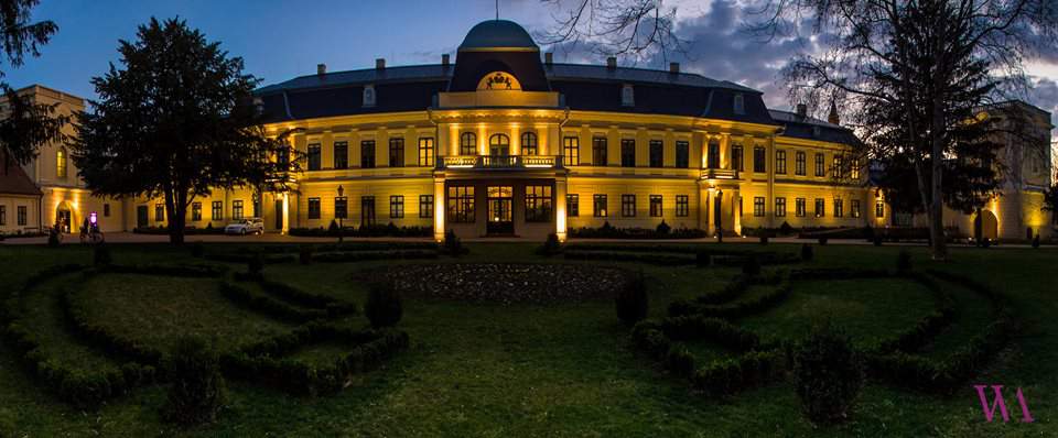 Schloss Almásy Almásy-kastély_esti_fényei