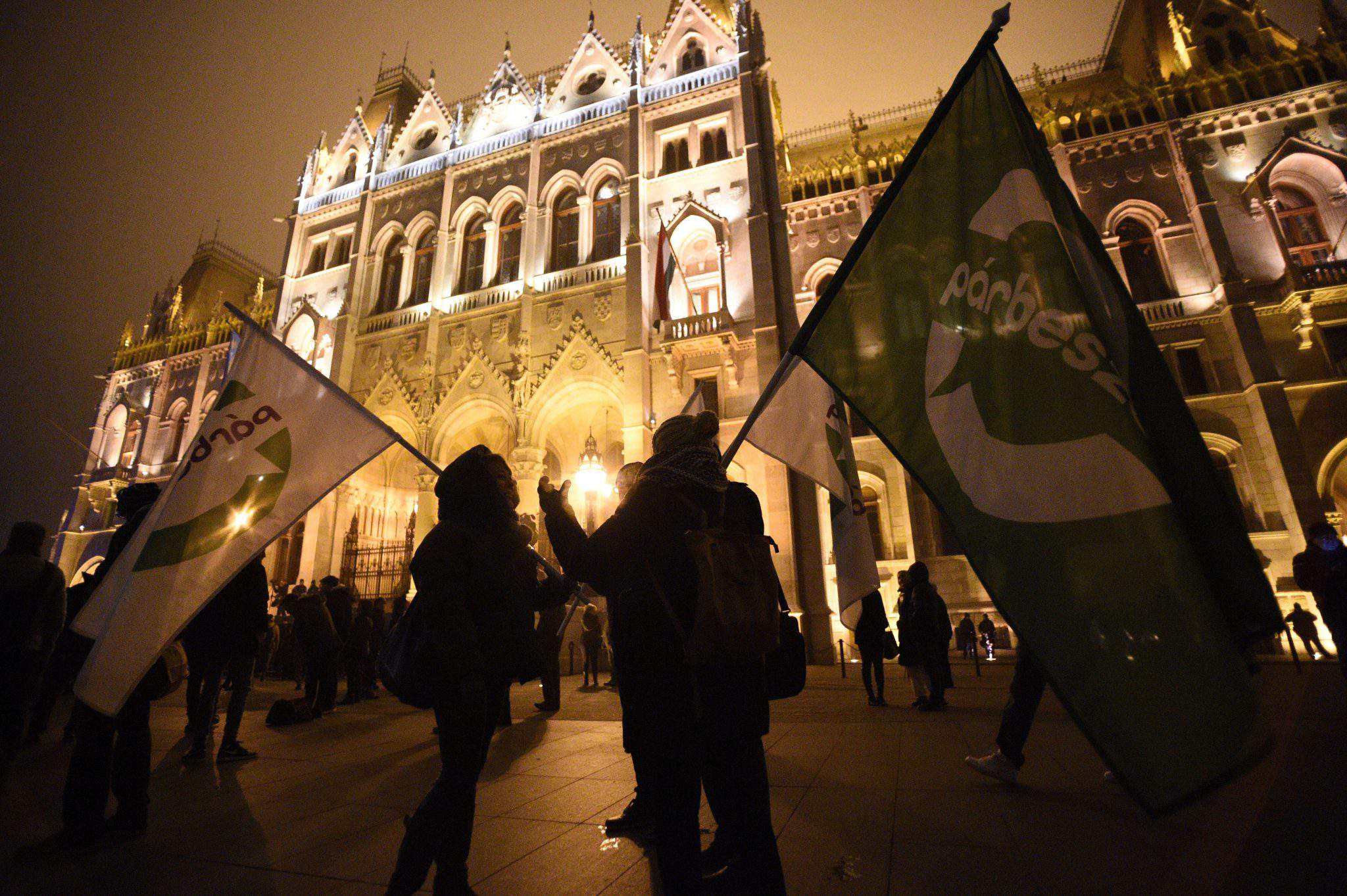 Demonstrators, police clash near the Hungarian Parliament - PHOTOS