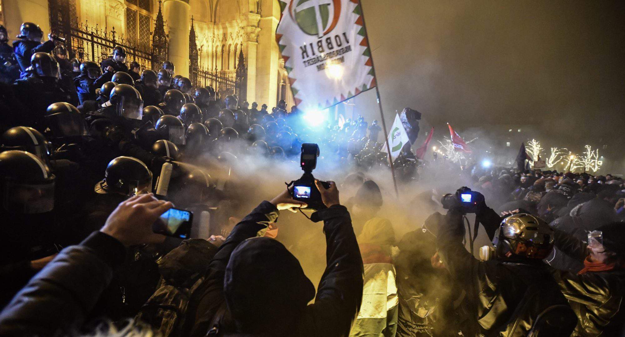 Столкновения демонстрантов и полиции возле парламента Венгрии - ФОТО