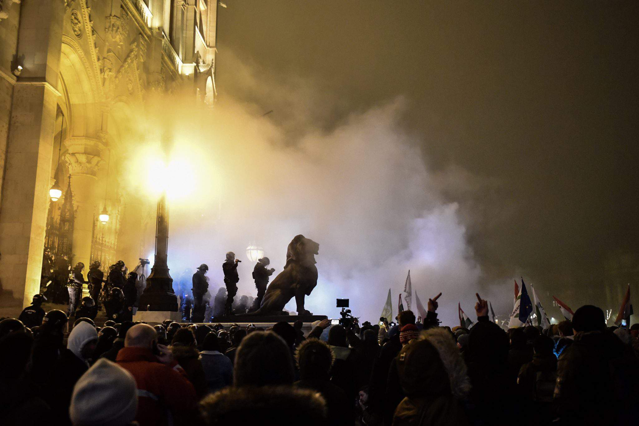Demonstrators, police clash near the Hungarian Parliament - PHOTOS