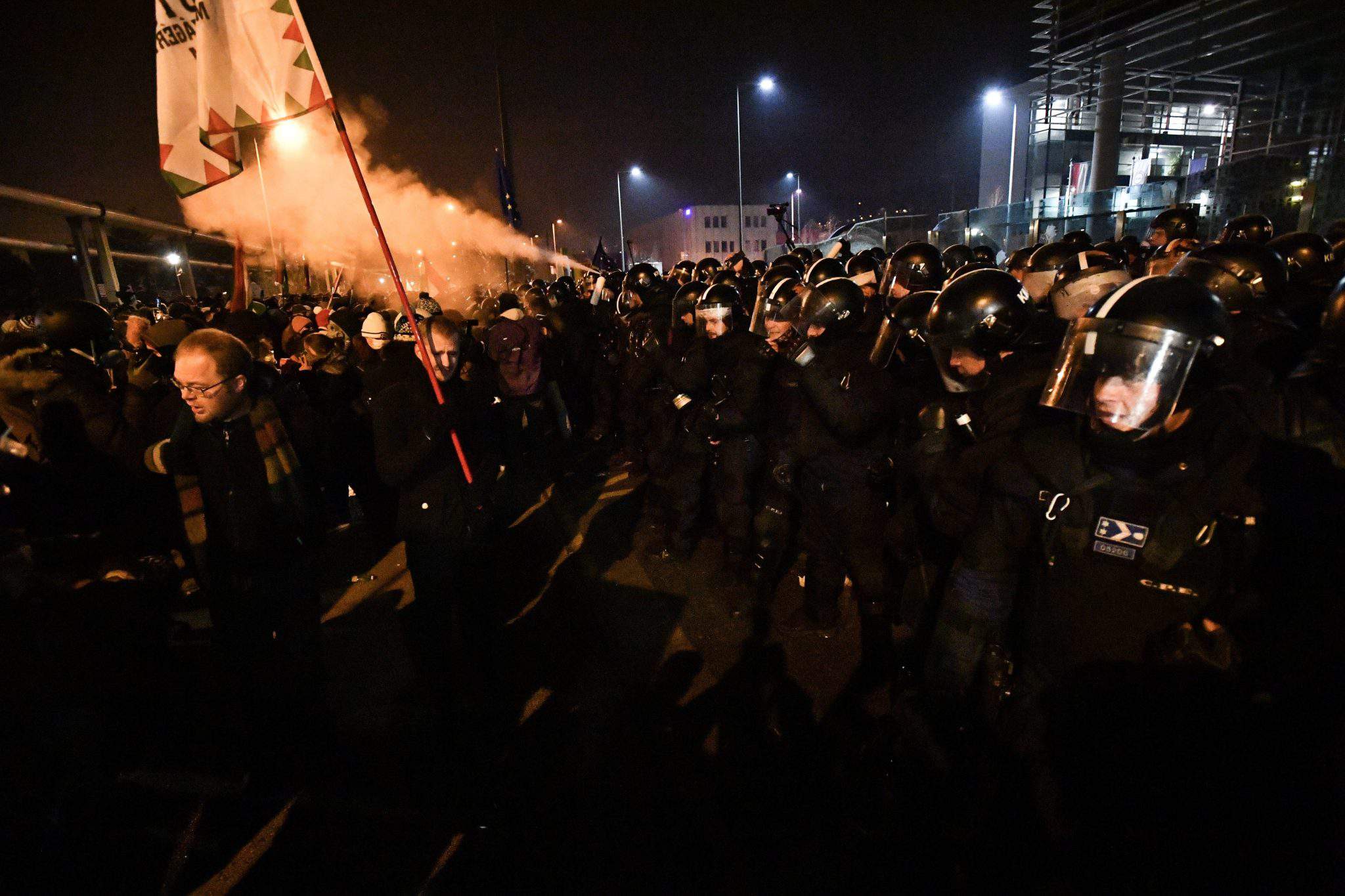 ハンガリー警察のデモ