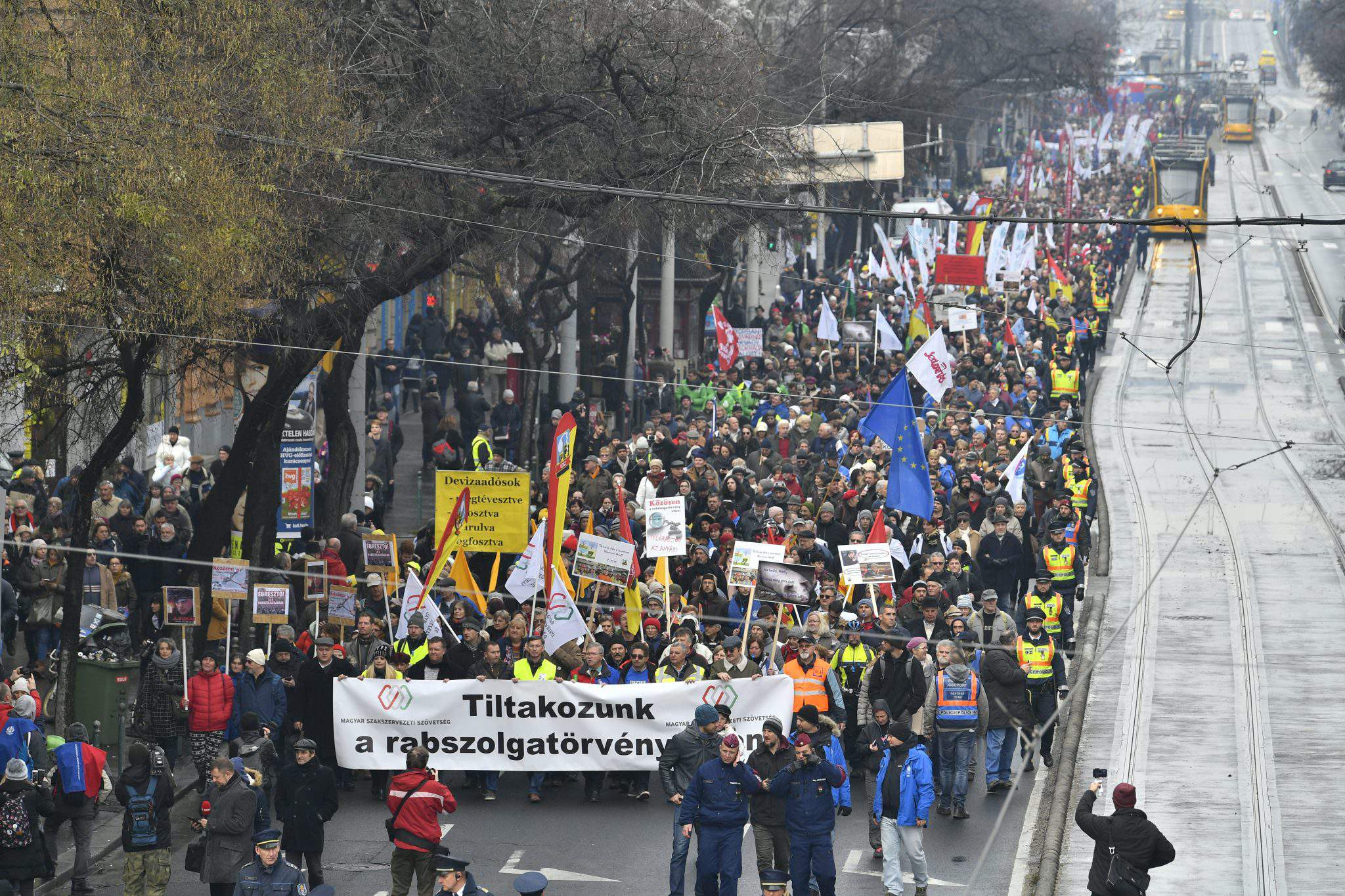 Trade unions protest over proposed overtime regulations Budapest