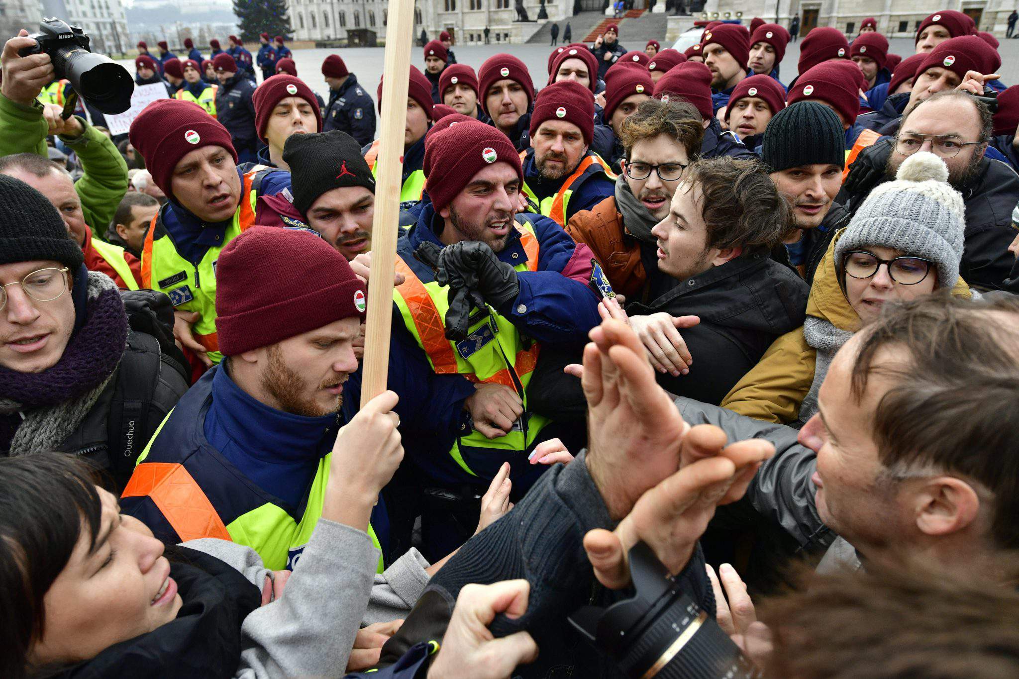 demonstration hungary police