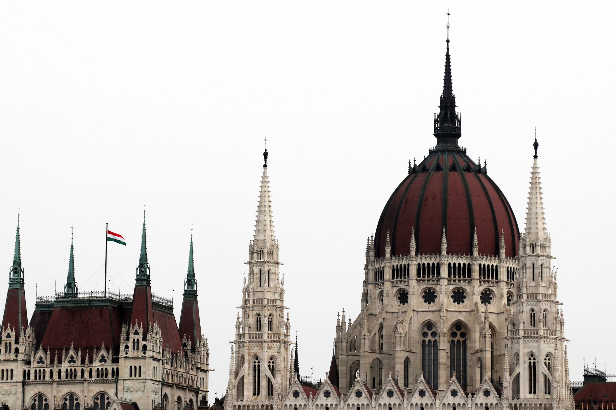 Будапештський парламент зимовий угорський прапор