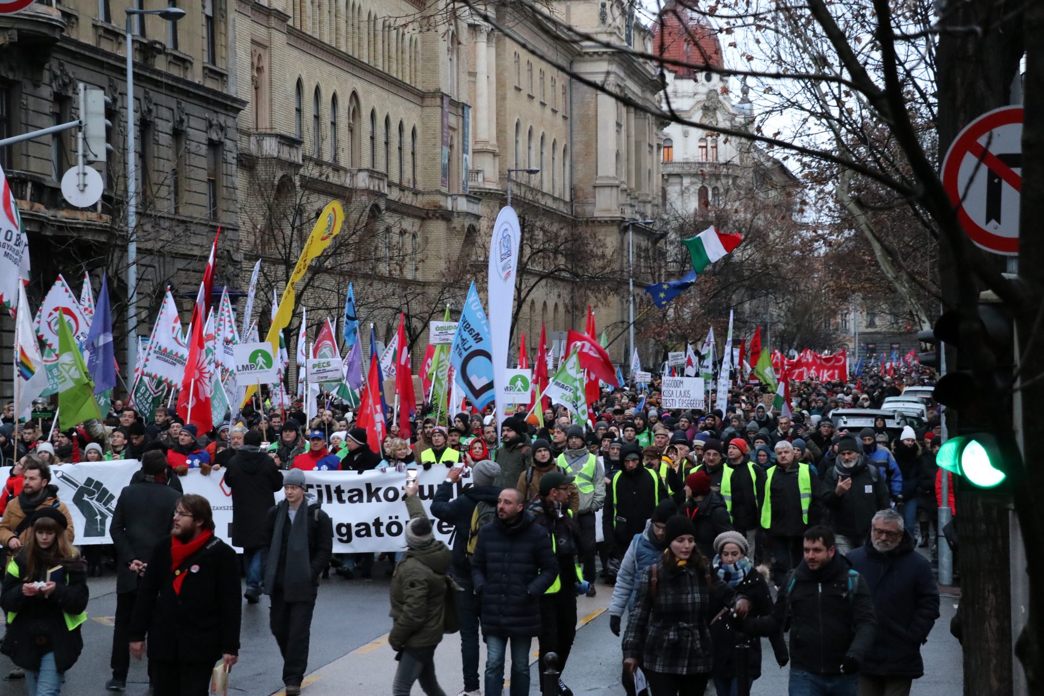 बुडापेस्ट में सरकार विरोधी प्रदर्शन
