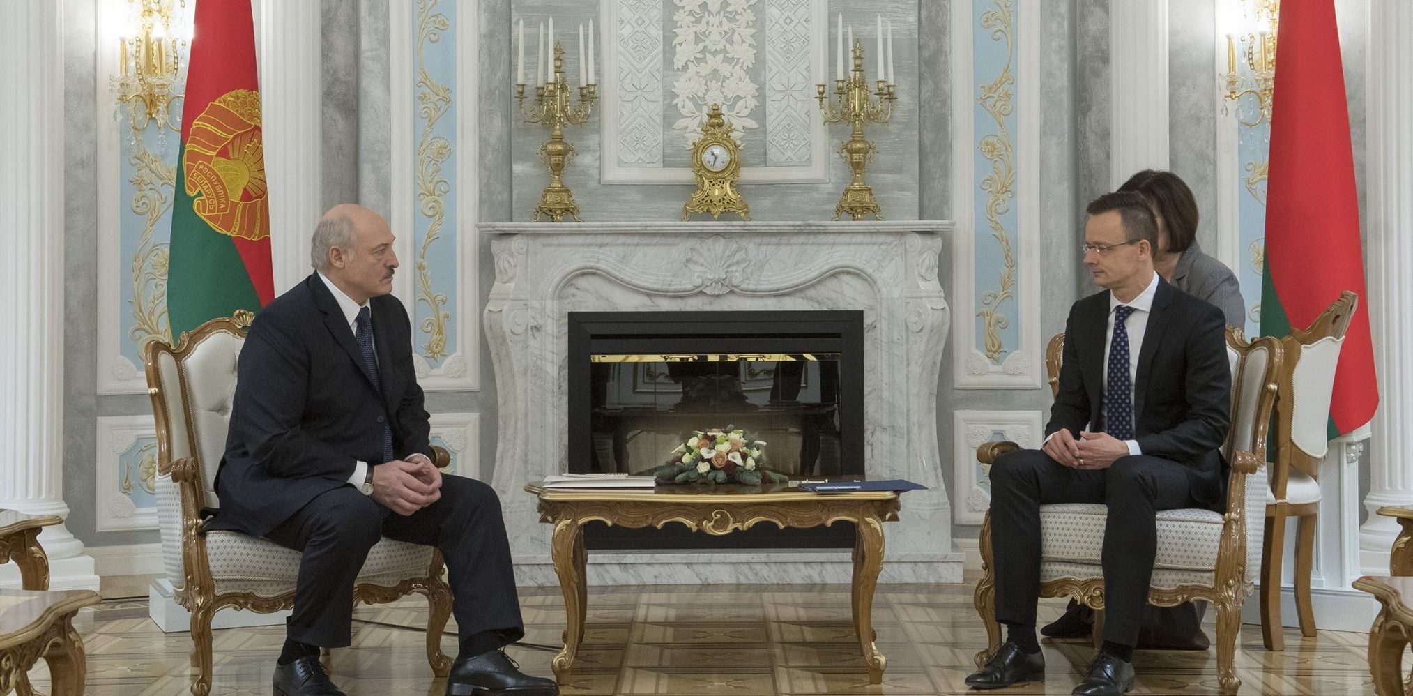 Il presidente Alexander Lukashenko e il ministro degli esteri Szijjártó dell'Ungheria