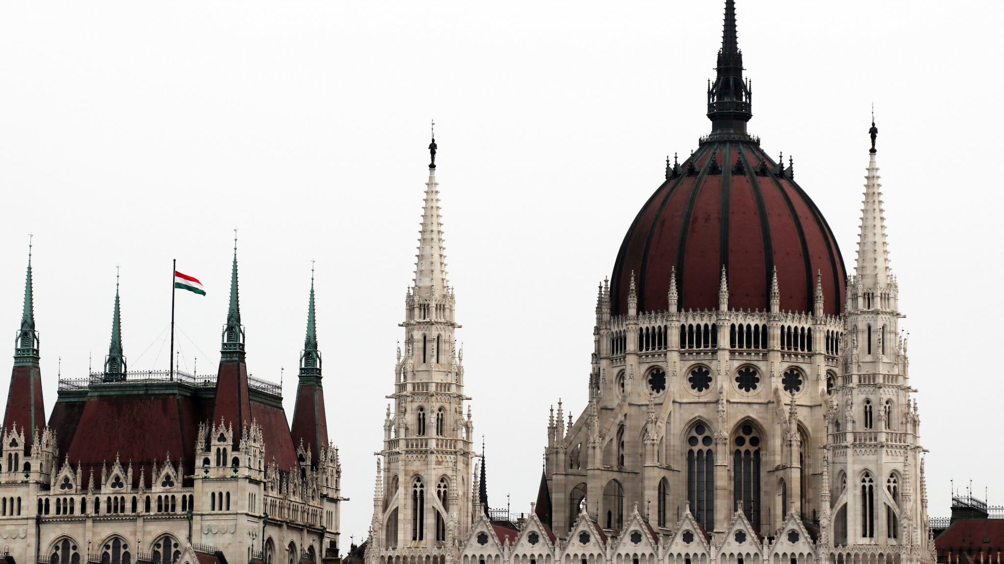 Budapesta-parlamentul-iarnă-maghiară
