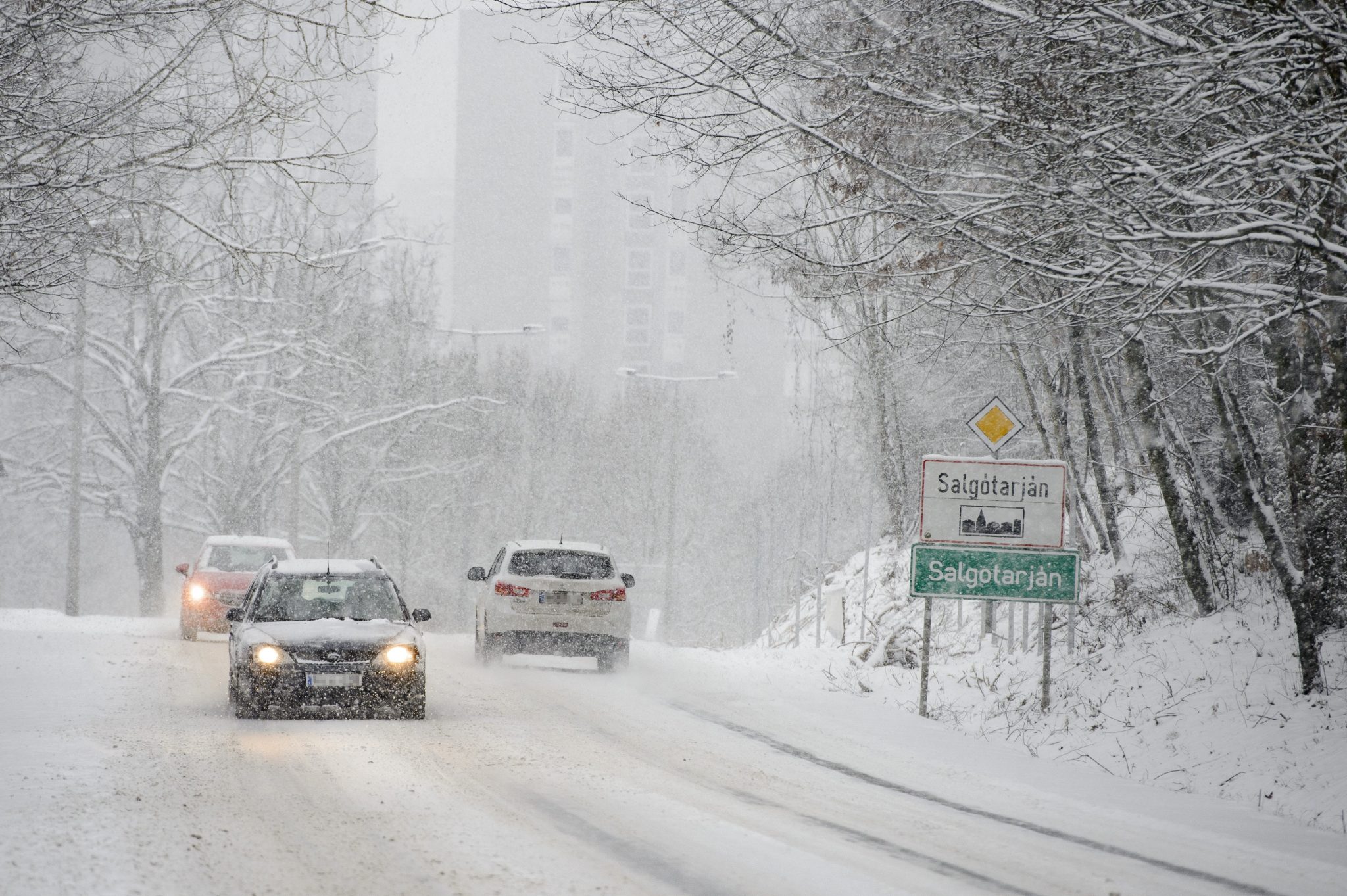 Schnee Ungarn Autoverkehr